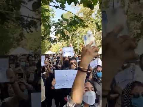 تجمع دانشجویان دانشگاه تهران در اعتراض به‌قتل مهسا امینی