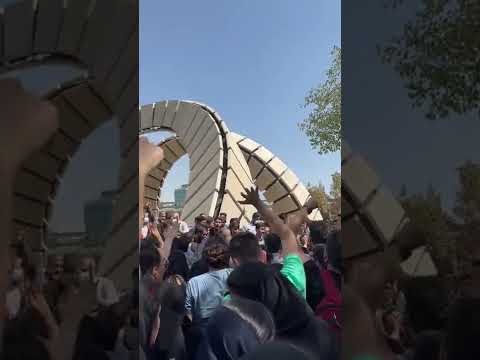 دانشگاه پلی‌‌تکنیک امیرکبیر -  شعار مرگ بر دیکتاتور -۲۸ شهریور
