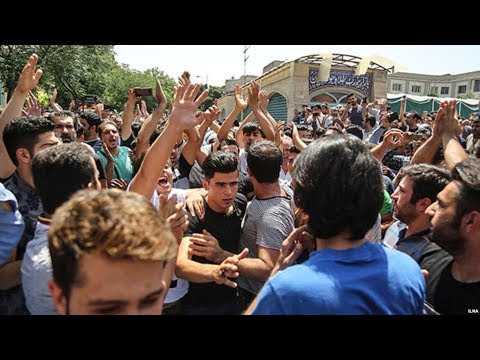 Widespread strike at Tahran Market protesting rise in price of dollar in Iran