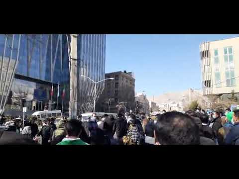تجمع اعتراضی سهامداران بازار بورس در تهران با شعار روحانی دزدی می‌کنه پلیس حمایت می‌کنه