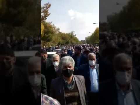 شکستن شیشه‌های اداره آب منطقه‌یی اصفهان توسط کشاورزان خشمگین با شعار «کشاورز می‌میرد، ذلت نمی‌پذیرد»
