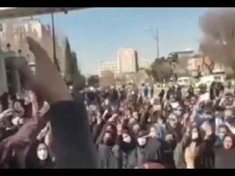 تجمع اعتراضی معلمان حق‌التدریسی مقابل مجلس ارتجاع