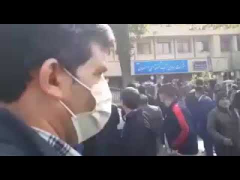 شکستن شیشه‌های اداره آب منطقه‌یی اصفهان توسط کشاورزان خشمگین