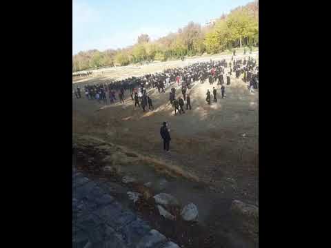 تجمع مردم اصفهان در بستر زاینده رود و حملات وحشیانه گاردهای ضدشورش