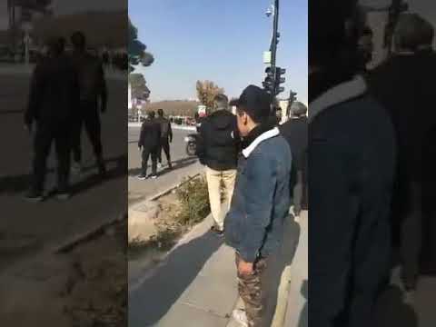 تجمع مردم اصفهان در بستر زاینده رود با شعار مرگ بر دیکتاتور و حملات وحشیانه گاردهای ضدشورش