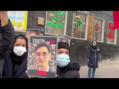 تجمع اعتراضی خانواده‌های جان‌باختگان هواپیمای اوکراینی در تهران با شعار مرگ بر خامنه‌ای
