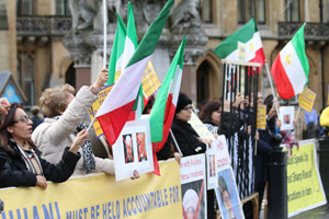 iran-opposition-protesting-londan-300