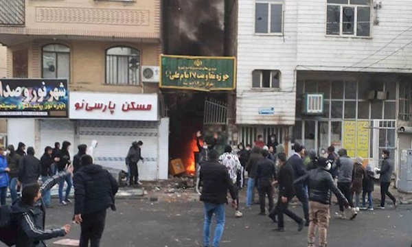 Youths attack the bases of the repressive forces in Shiraz during the November 2019 protests