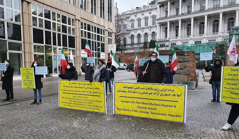 Supporters of the MEK and member of the Iranian diaspora in Vienna hold a rally - December 16, 2020