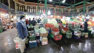 The unbridled rise in the prices of essential goods makes the Iranian people blame officials for failing to control fruit prices.