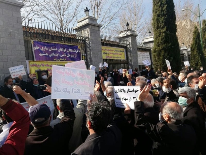 Iranian pensioneers protest against the state