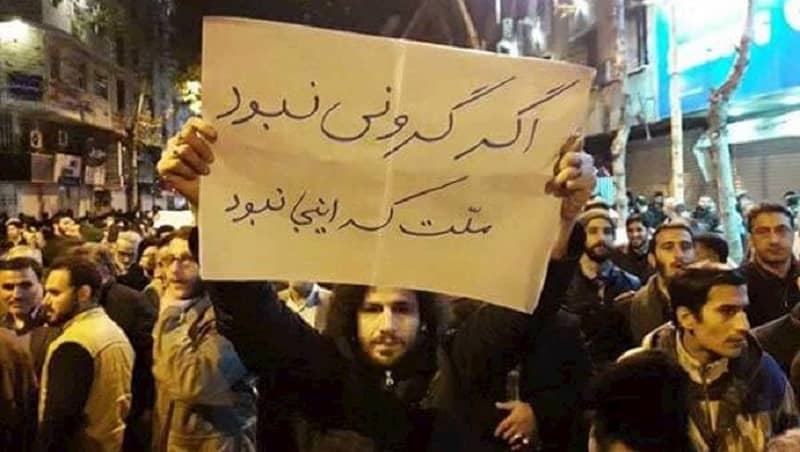 protests-iran-man-holding-board