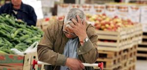 iran-inflation-man-troubled-supermarket
