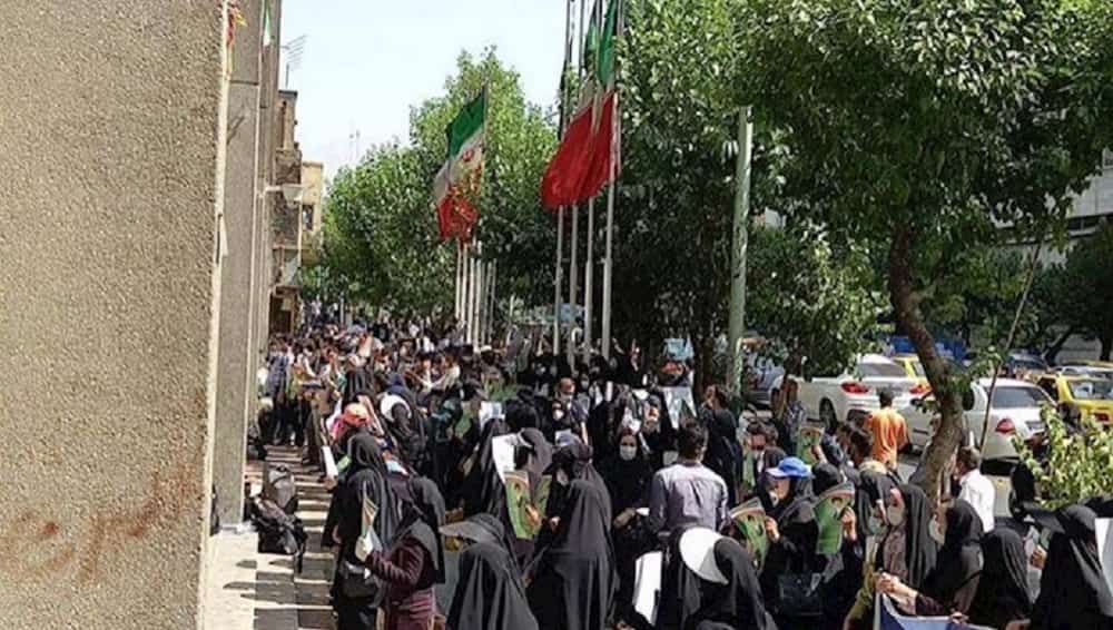 iran-tehran-protest-teachers-19092021-min