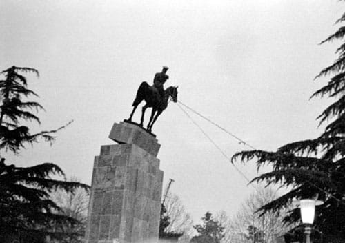 iran-shah-statue-overturned