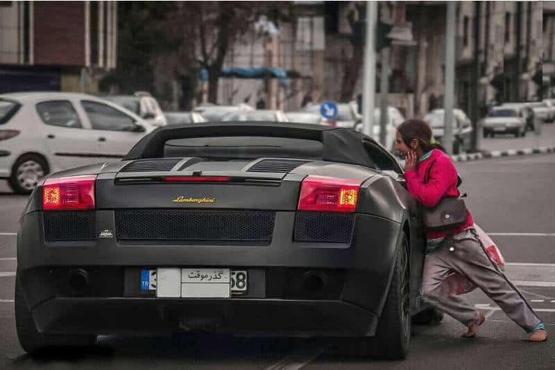 iran-poverty-lavish-cars