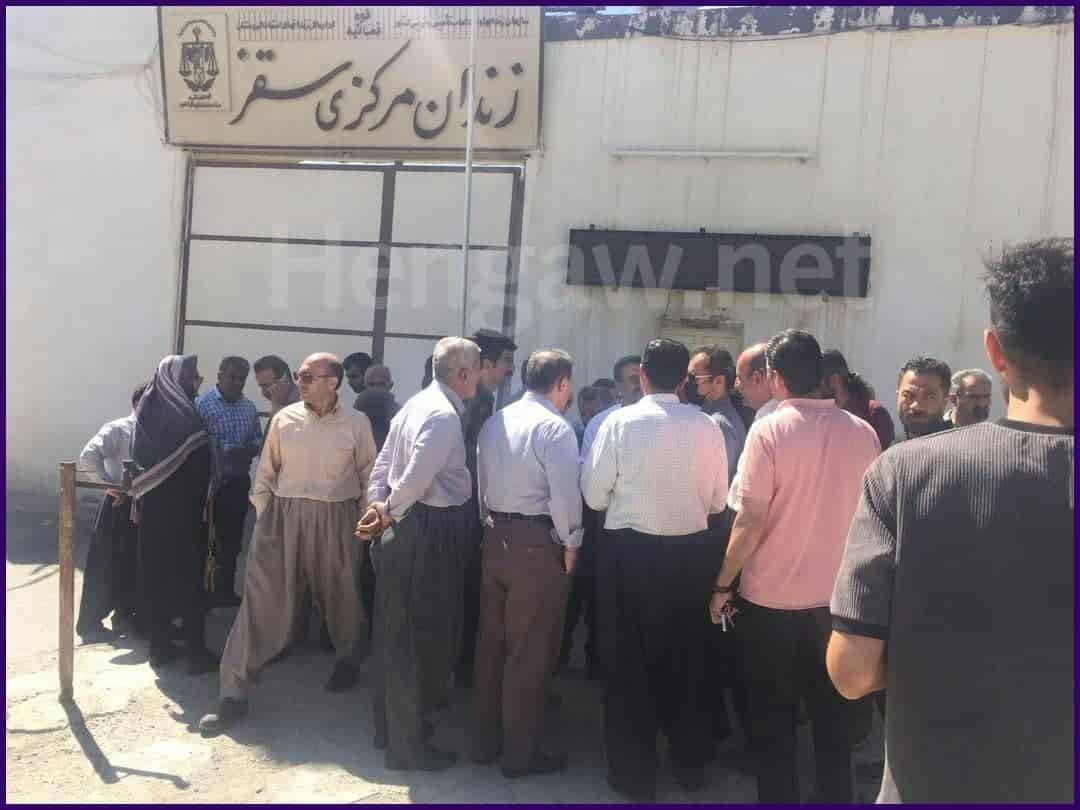 Saqez-Families-of-arrested-teachers-gather-outside-the-prison