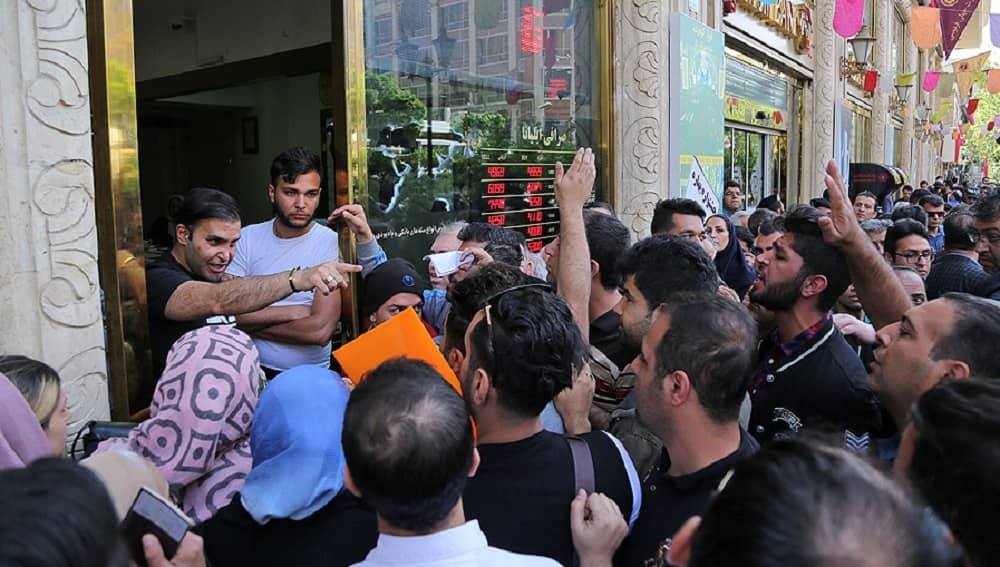 iran economic bankrupcy crowd bank (1)