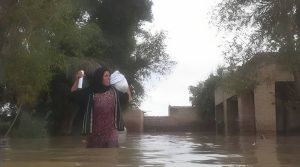 iran floods women in water (1)