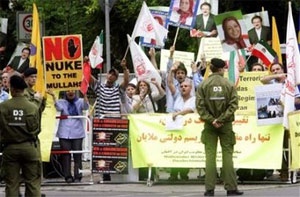Iranians protest against Mottaki's visit to Germany