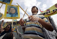 Iran : Demonstrators against mullahsÃ¢â¬â¢ nuke, supporters of Maryam Rajavi