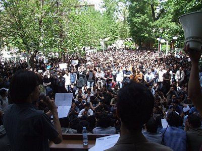 Iran: Thousands of students chanted 