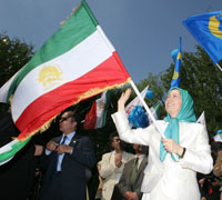 Maryam Rajavi holding Iranain flag