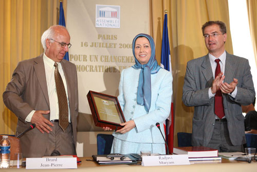 The French deputies present a copy of the declaration signed by the majority of the French parliamentarians to Mrs. Rajavi 