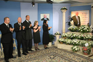 Maryam Rajavi, President-elect of the Iranian Resistance paying tribute to late Lord Russell-Johnston. His wife and three sons were present at the ceremony in Mrs. Rajavi's residence in Auvers-sur-Oise in Northern Paris.   