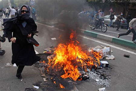 Women and girls actively and courageously participated in November 4 mass demonstrations and were in the forefront of many protests, according to reports by the Social Headquarters of the People’s Mojahedin Organization of Iran inside the country.