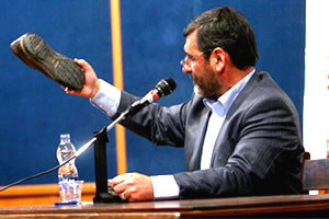 Safar Harandi holds shoe huled it him by students in Tehran University