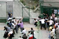 Iran: plainclothes agents raid university board of governors office in Tehran