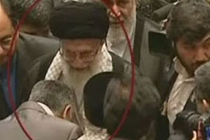 hadi-ameri_kissing-khamenei-hand-16sept2011