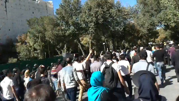 iran-protest-acid-attack-20141022-12-760