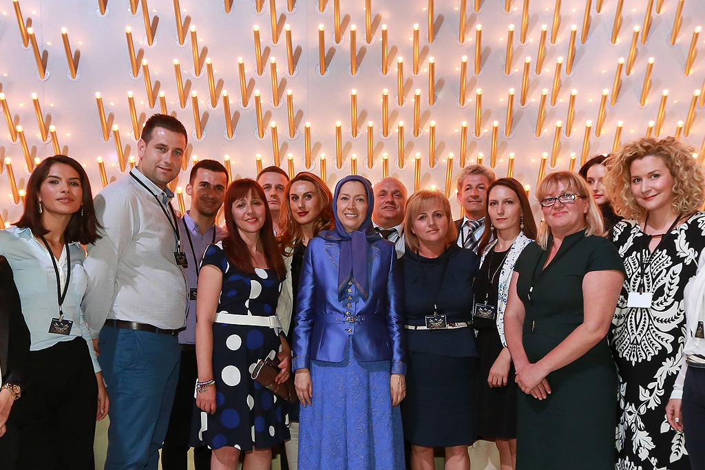Group photo: Maryam Rajavi with delegation of dignitaries from Albania