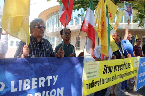  Iranians in Holland hold rally in The Hague to condemn human rights violations in Iran