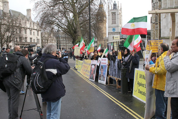 iran-opposition-protesting-zarif-london11
