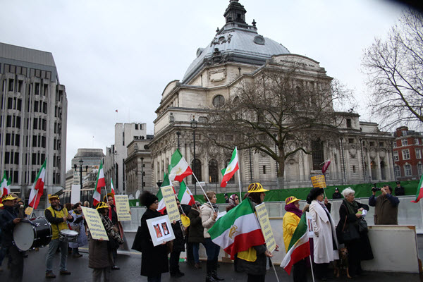 iran-opposition-protesting-zarif-london13