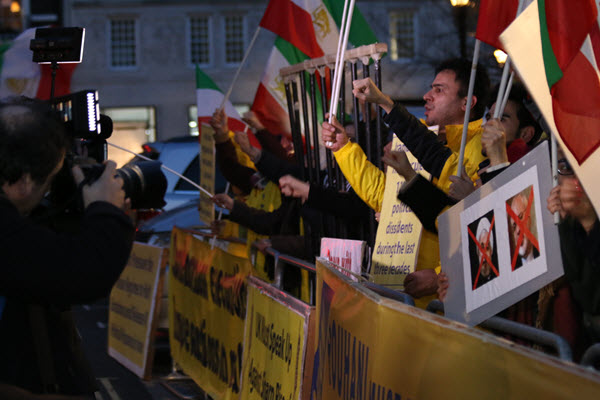 iran-opposition-protesting-zarif-london16