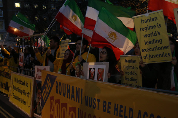 iran-opposition-protesting-zarif-london17