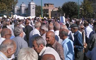 thousands-of-retired-iran-steel-workers-protest-outside-regimes-parliament-400