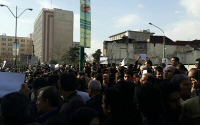 teachers-protest-in-iran-capital-demanding-job-security-400
