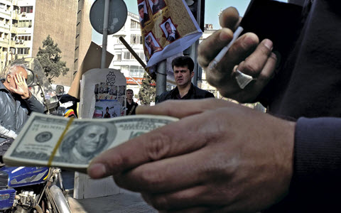 Iran-au-pays-des-mollahs-le-dollar-a-remplace-Mahomet