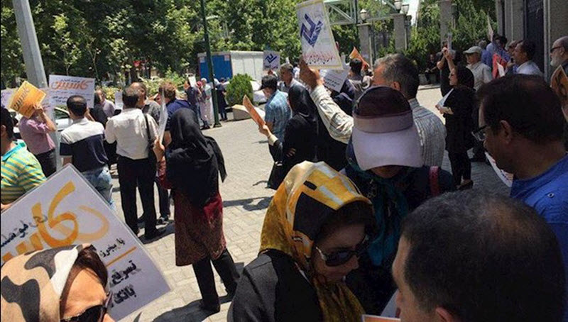 Customers of Iranian credit institutions continue protests over plundered investments