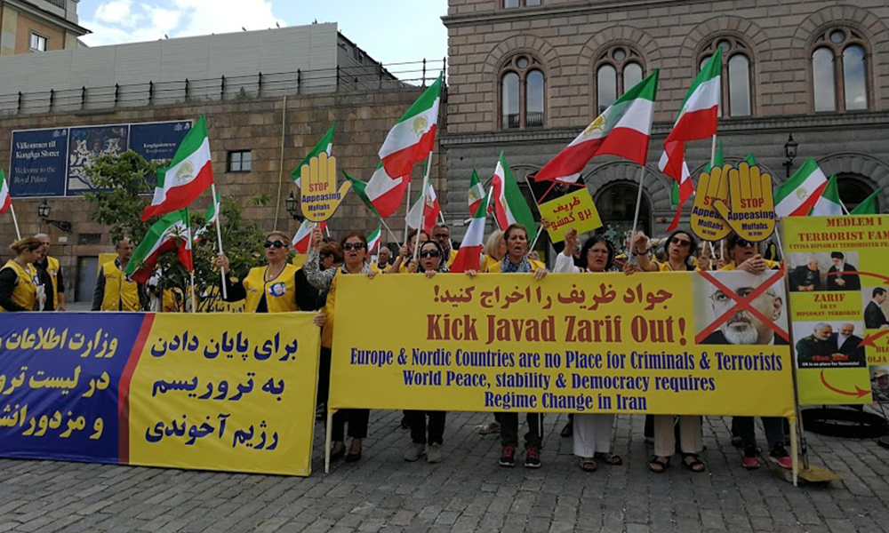 Iranian protesters spoke out loudly against the Iranian regime’s human rights violations, the murder of dissidents in Iran, and suppression of women, rights activists and religious minorities. They denounced Stockholm’s acceptance of the foreign minister of the mullahs’ terrorist regime and demanded his expulsion from Sweden.